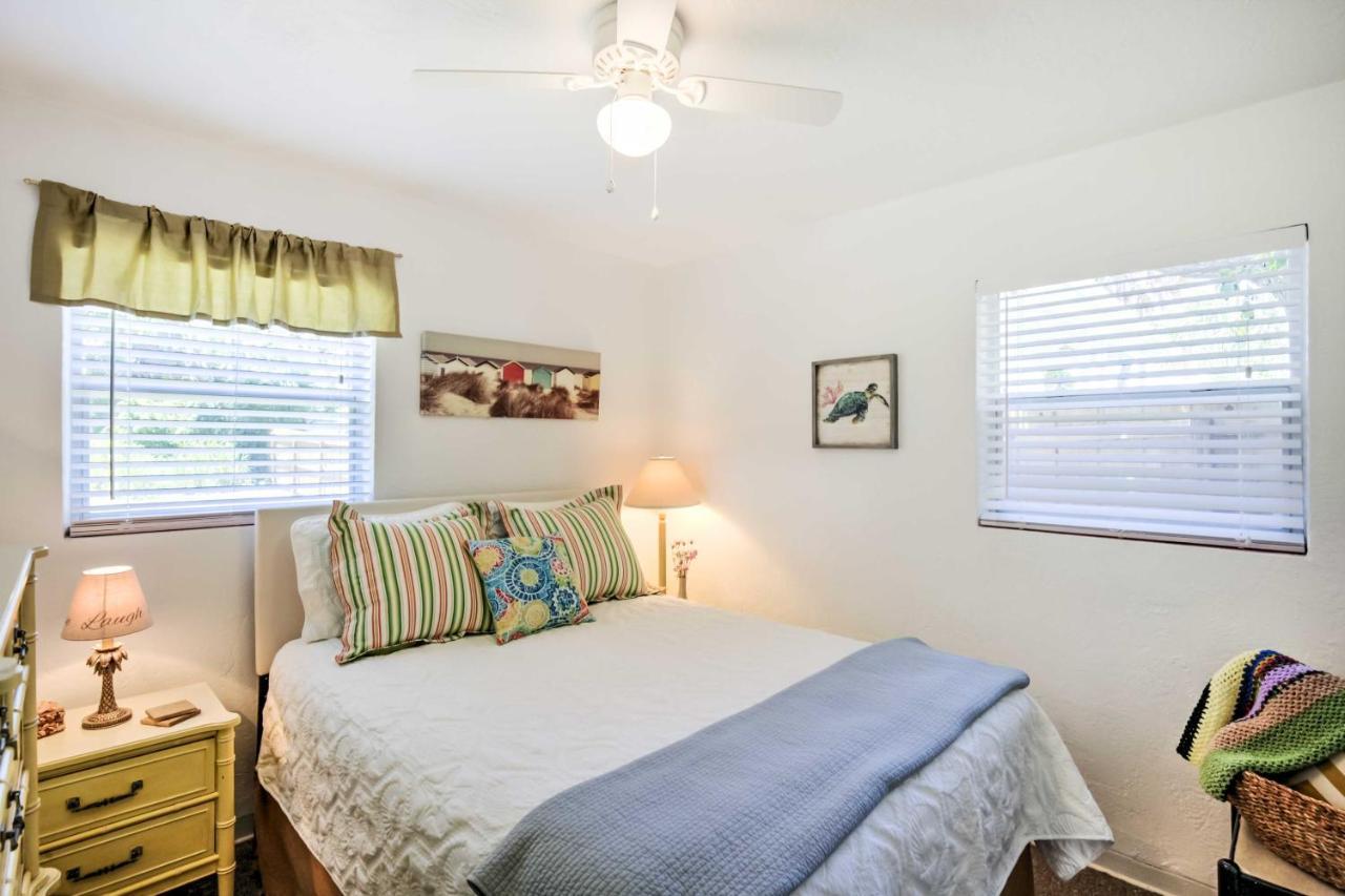 New Smyrna Beach Abode With Fire Pit, Walk To Beach! Екстер'єр фото